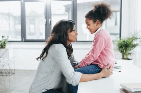 Mère qui apprend l'obéissance à sa fille