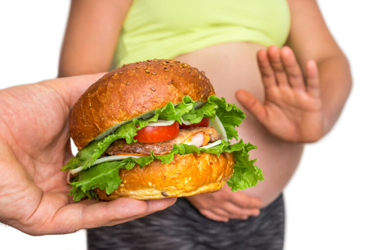 6 alimentos peligrosos si estás embarazada y comes fuera de casa