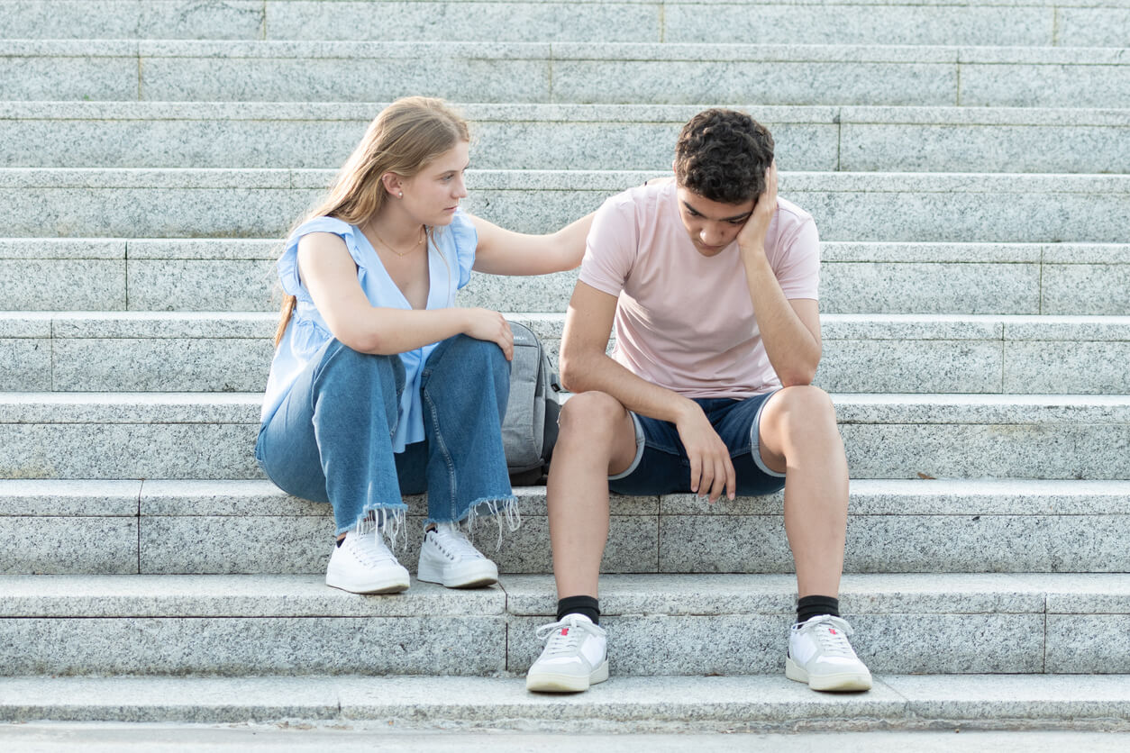 adolescentes sentados en la escalera apoyo empatia