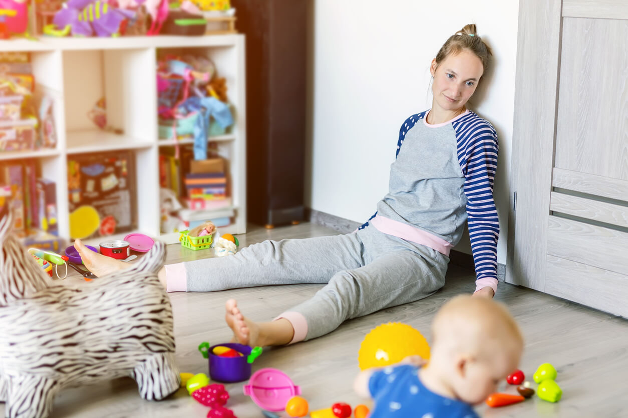 Madre agotada en casa
