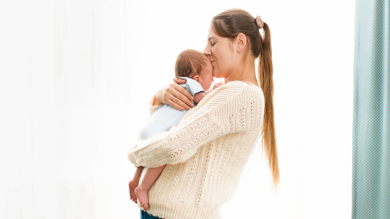 Maman porte bébé