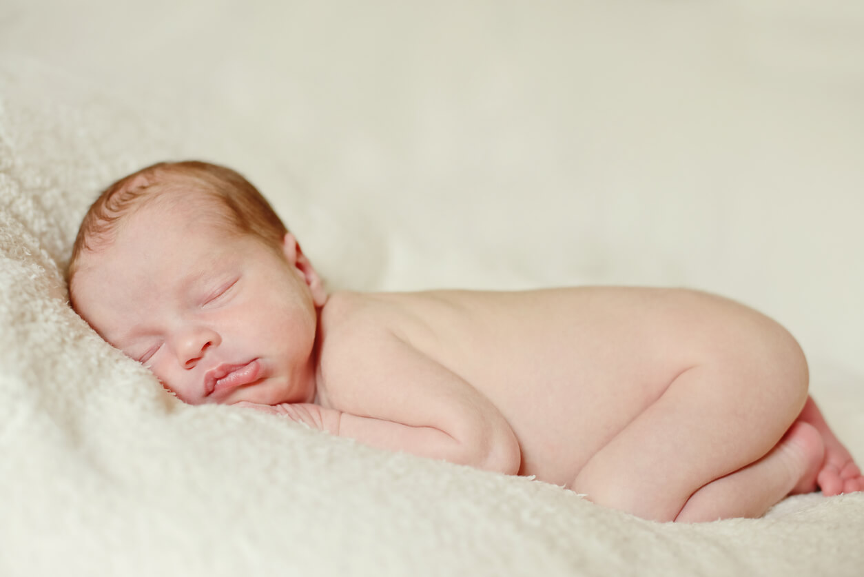 Die Froschhaltung - schlafendes Baby