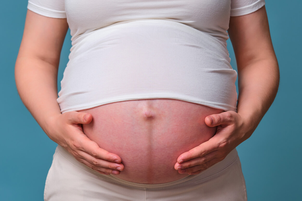 A woman with a linea alba on her pregnant belly.