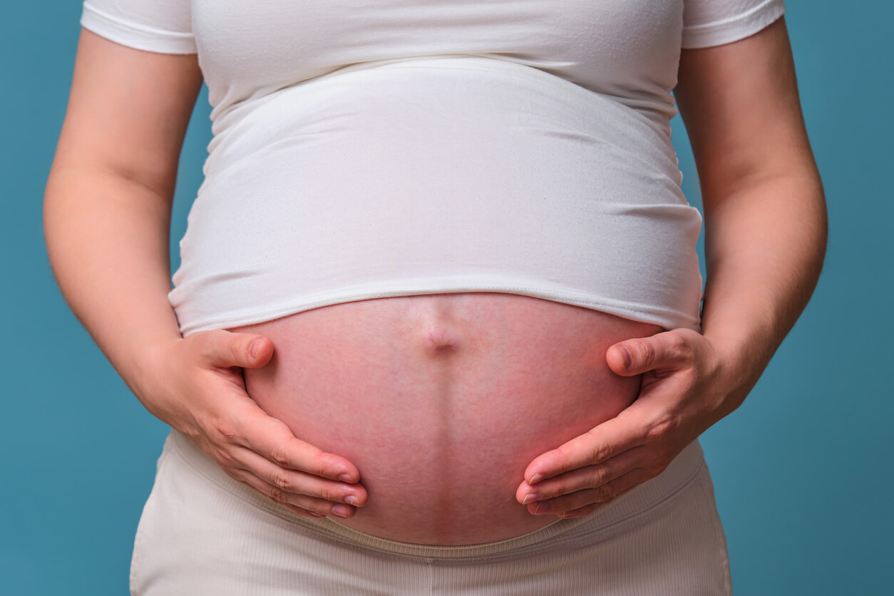 ventre de femme enceinte ligne hyperpigmentée alba.