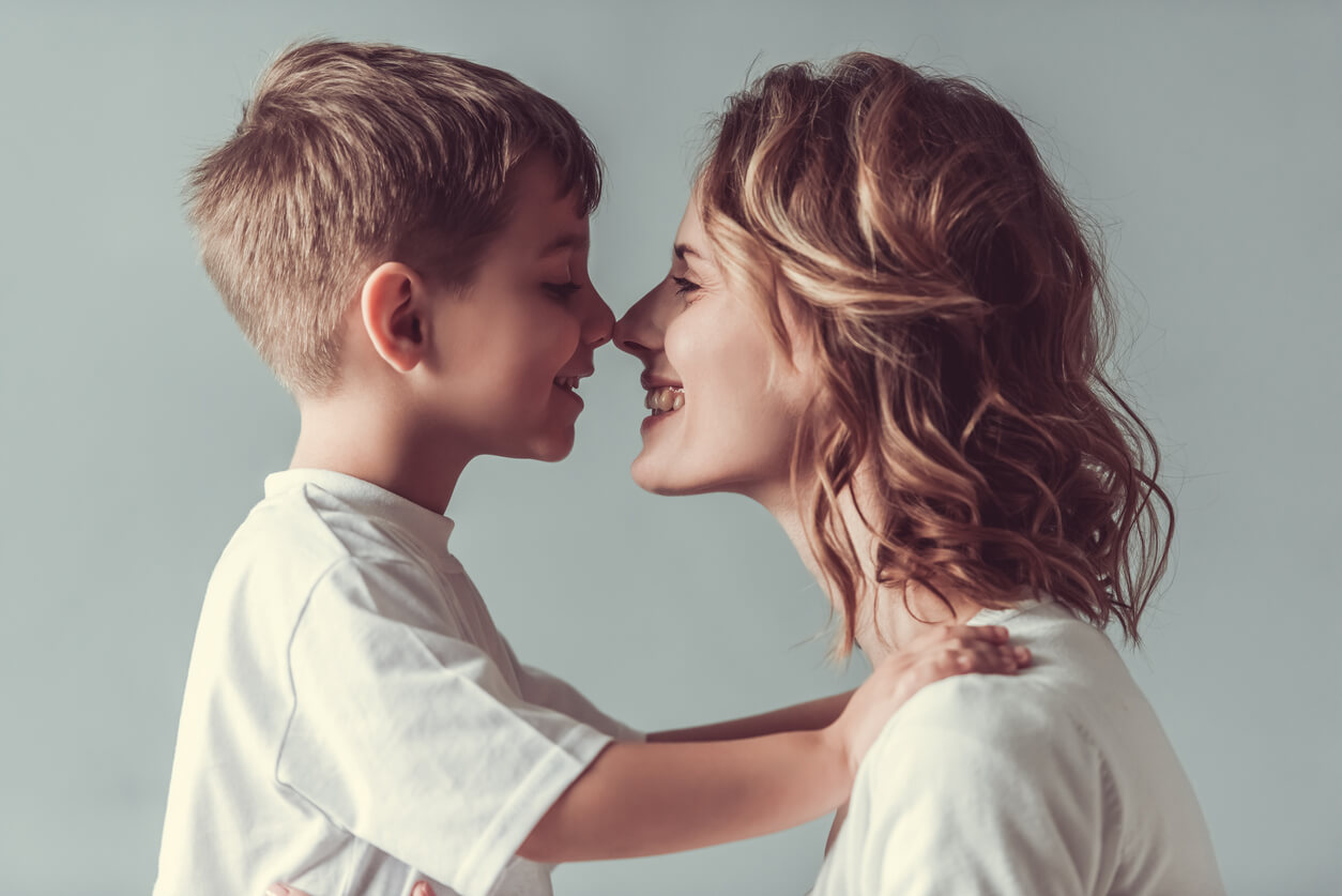 madre e figlio mostrano affetto con baci al naso amore felice disciplina positiva