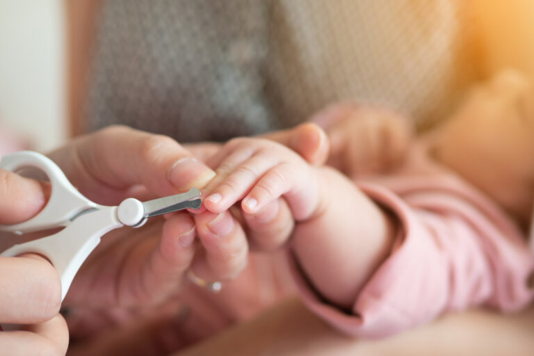 Cómo cortar las uñas al bebé