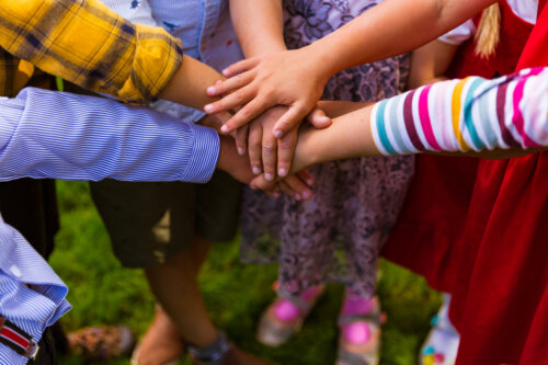 concepto de solidaridad infantil nino unen sus manos