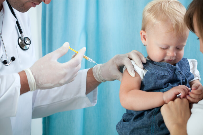 11 claves para tranquilizar a tu hijo durante una inyección