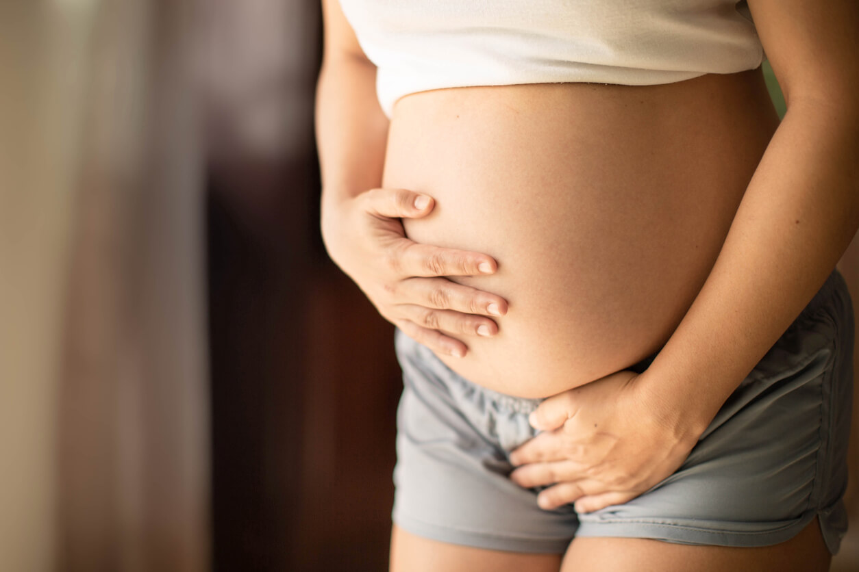 main de femme enceinte sur le ventre