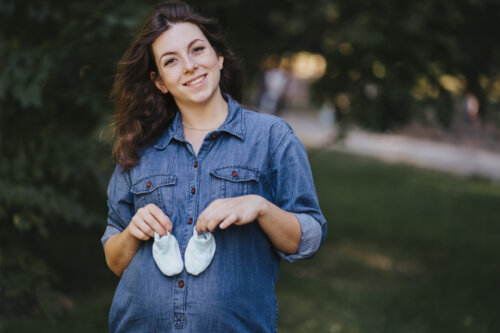 feliz mama embarazada con calcetines azules bebe varon