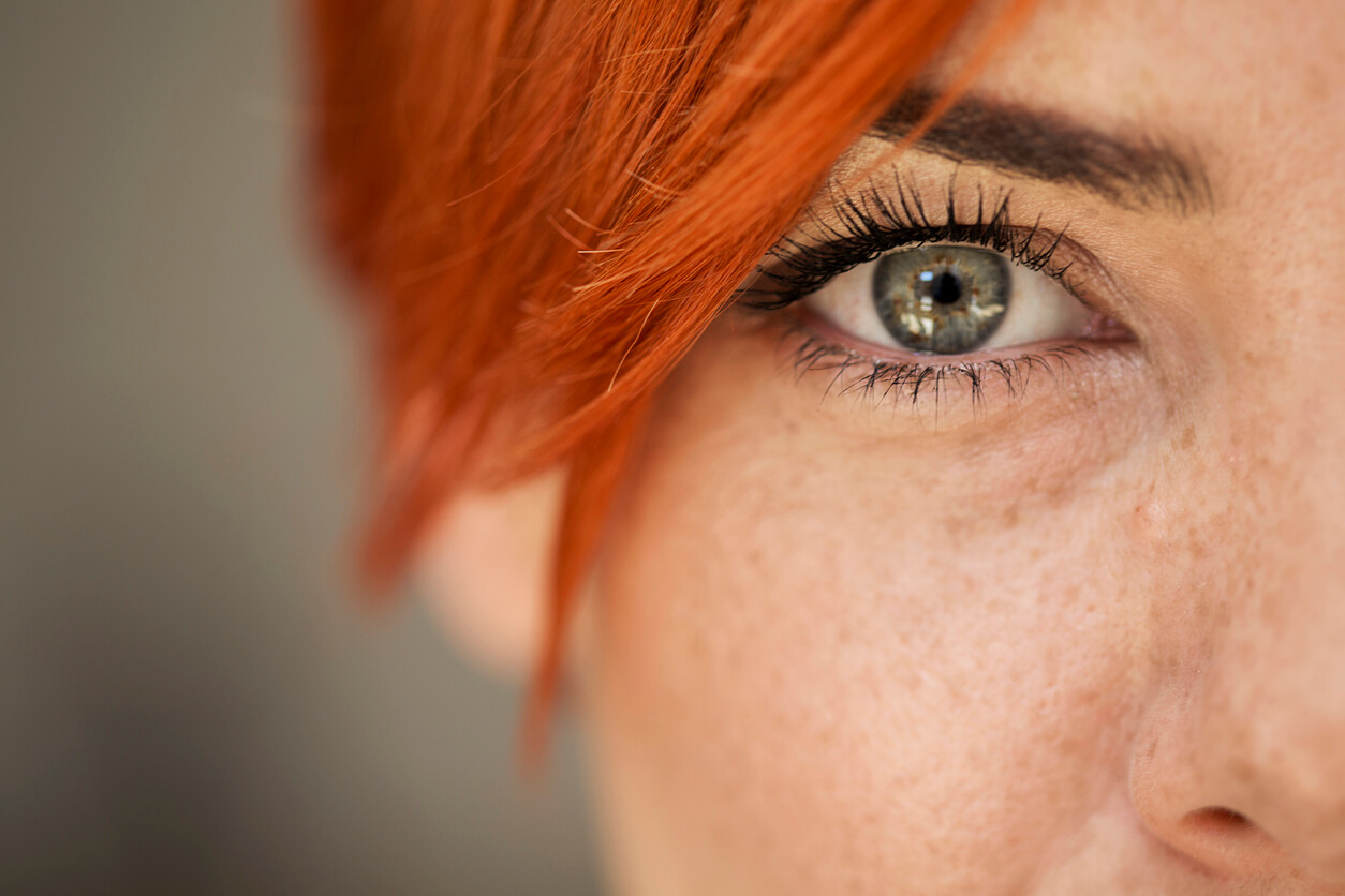 rostro de mujer ampliado ojos pestanas pelos pecas