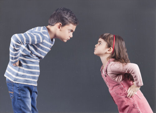 hermanos discuten enfrentados con cara de enfado