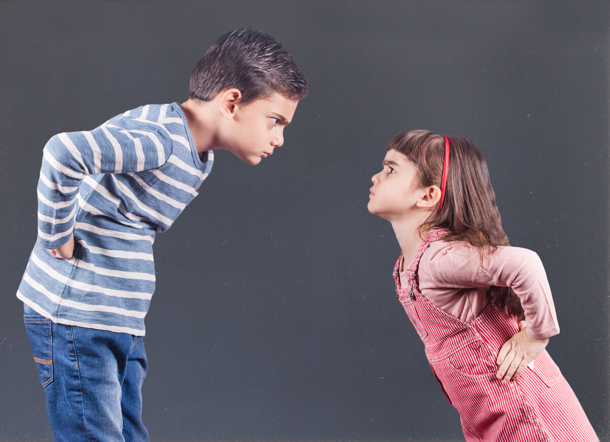 hermanos discuten enfrentados con cara de enfado