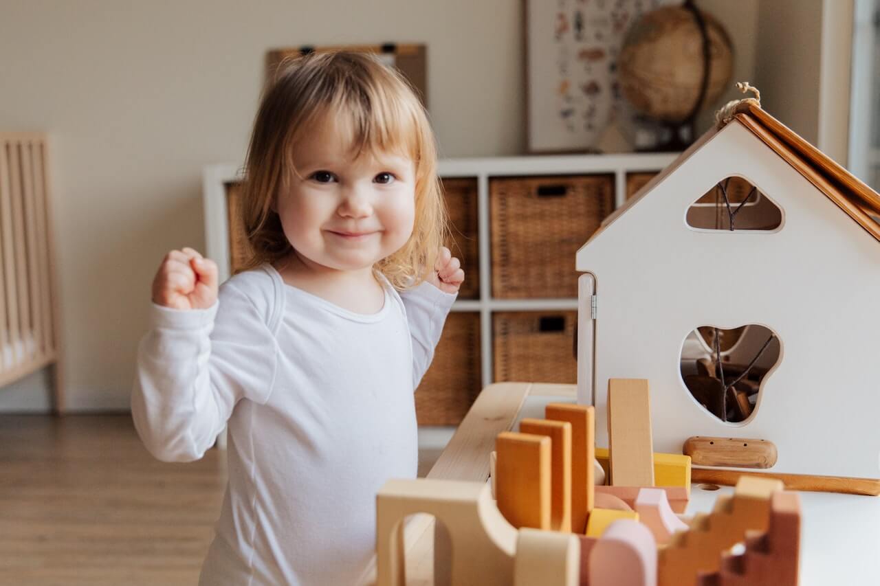 Une jeune fille de 2 ans qui joue.