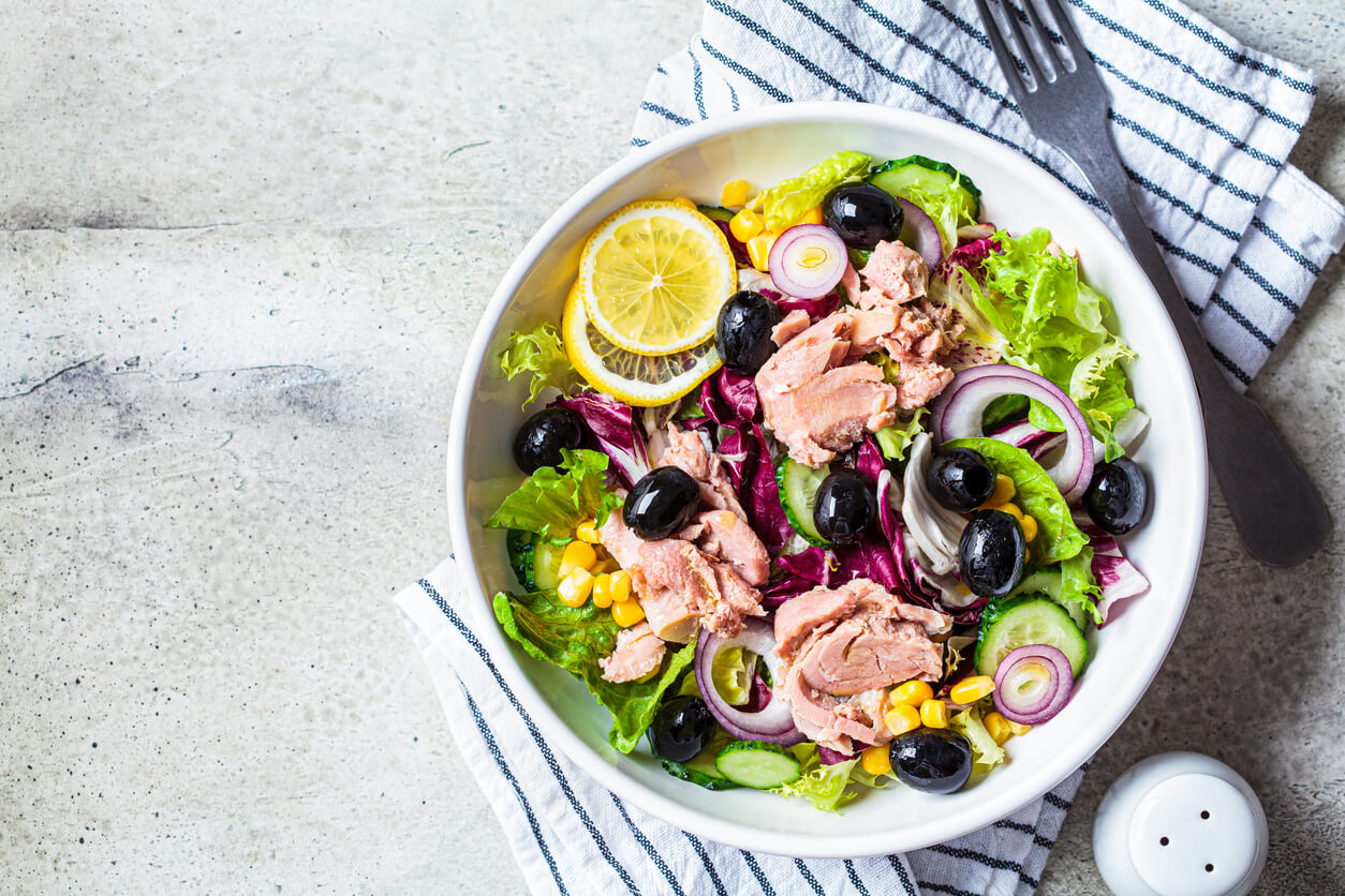 Ensalada de atun con pepinos, maiz, aceitunas y cebollas rojas