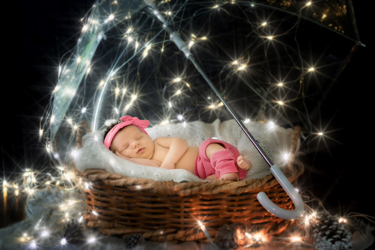 il fotomontaggio simula la pioggia con luci e ombrellone