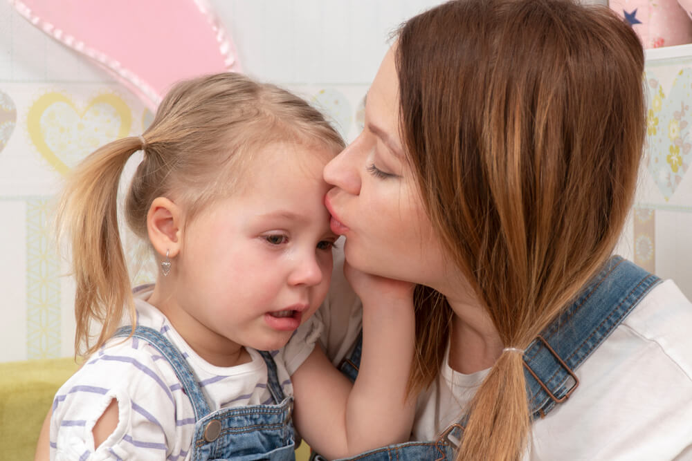 Maman réconfortant sa fille