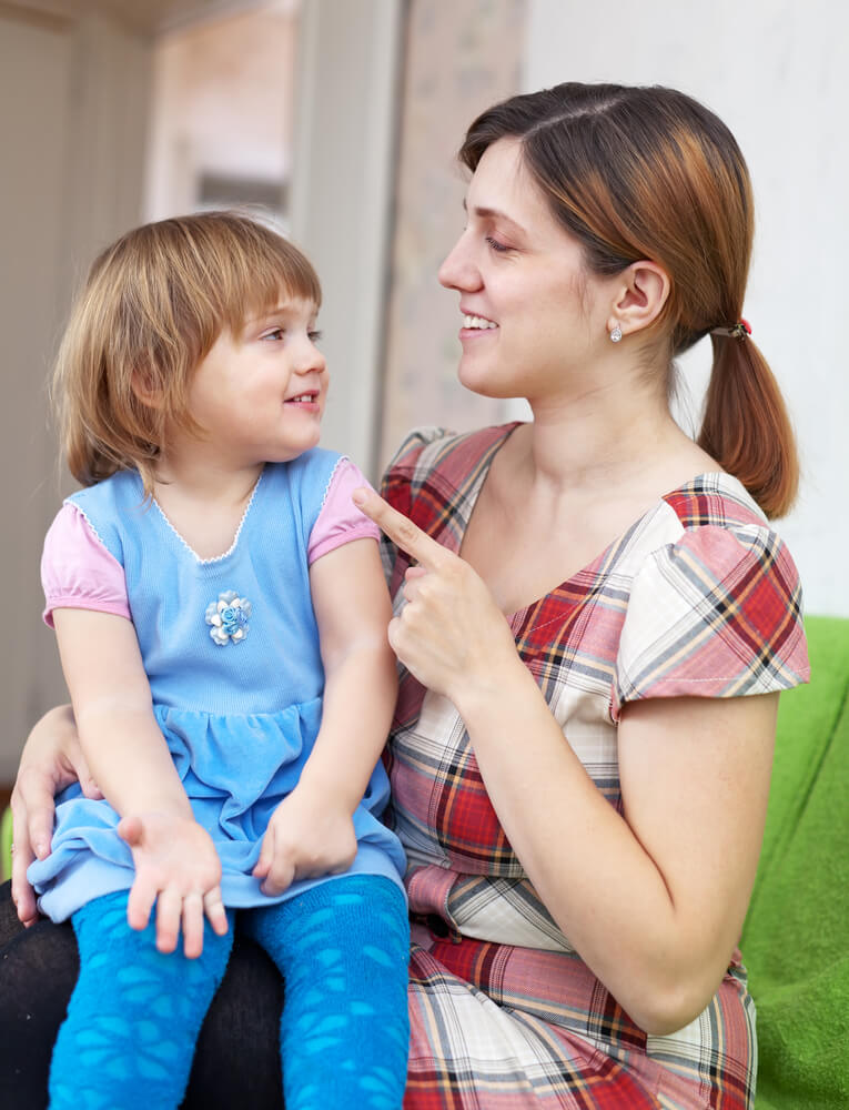 Maman encourageant la discipline chez son enfant.