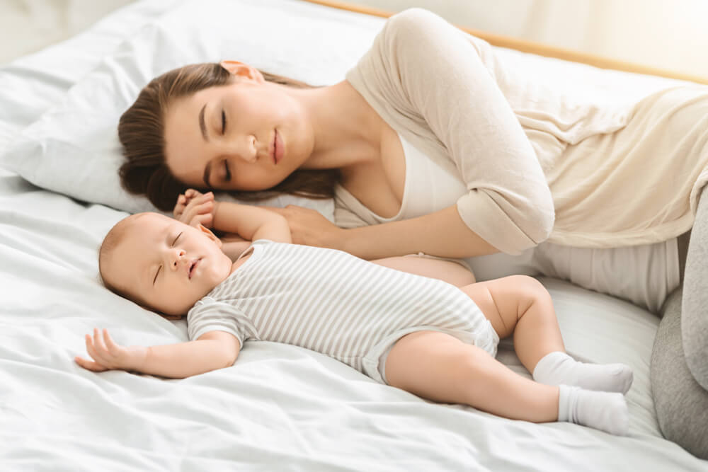 De voordelen van naast je kind slapen