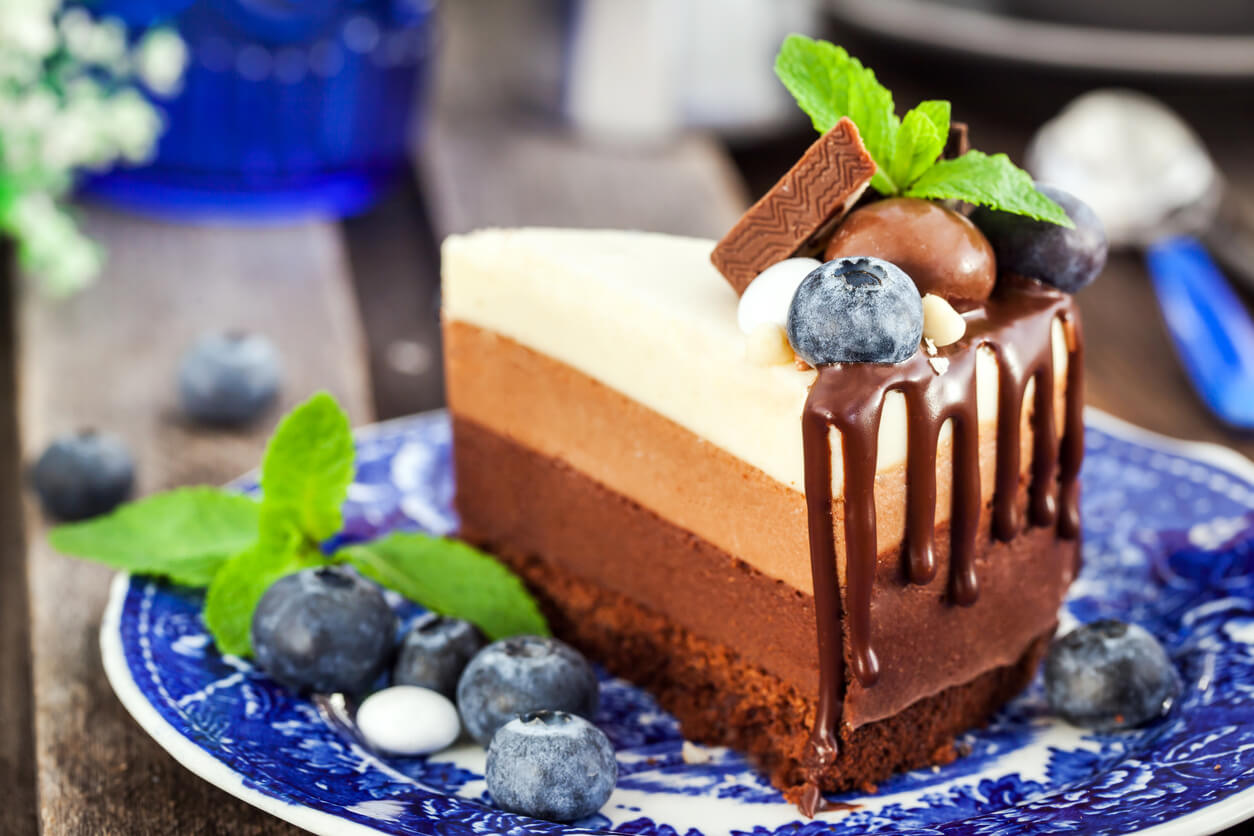 Receta de tarta de tres chocolates: un postre ideal para niños