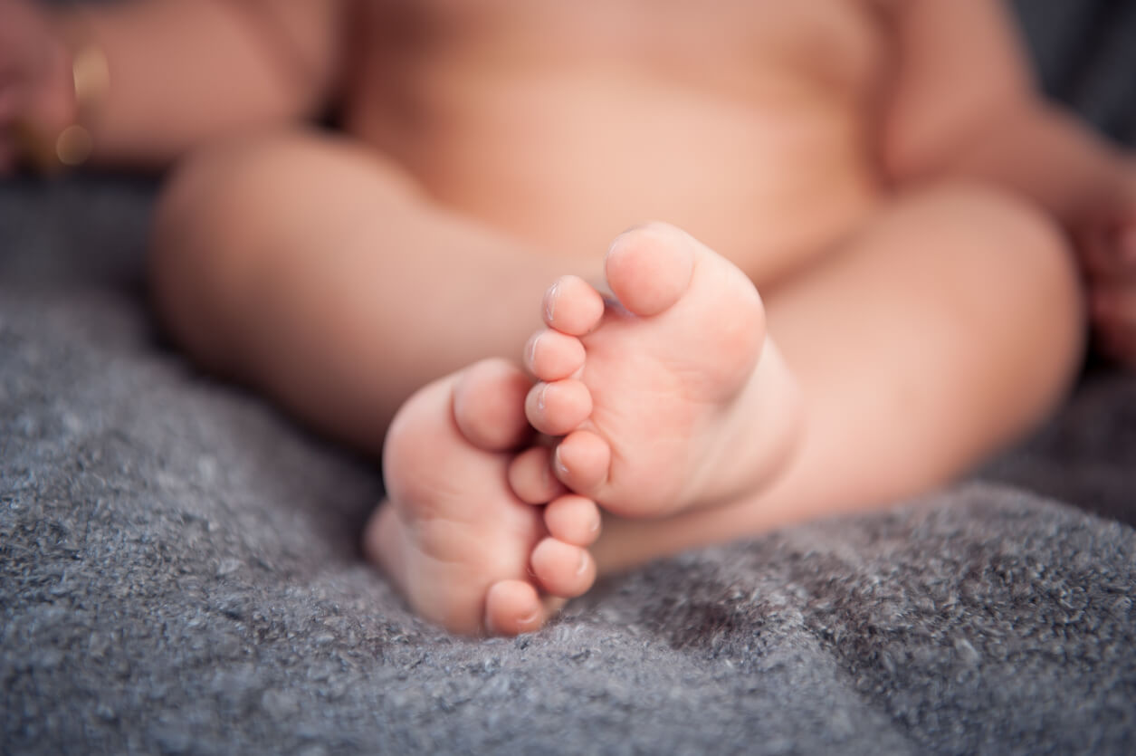 De kleine voetjes van een baby