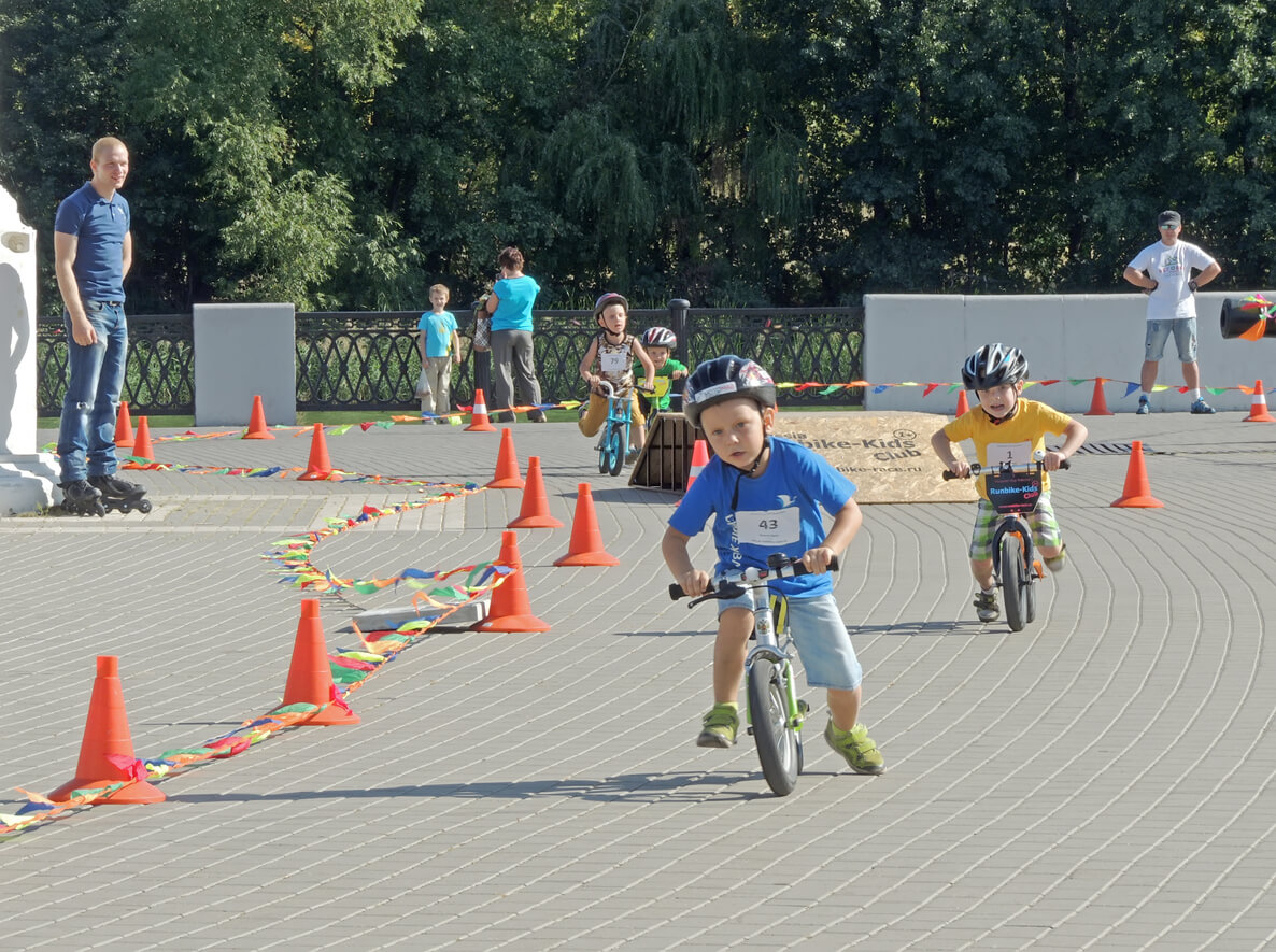 ninos preescolares corren carrera de bicicleta sin pedales