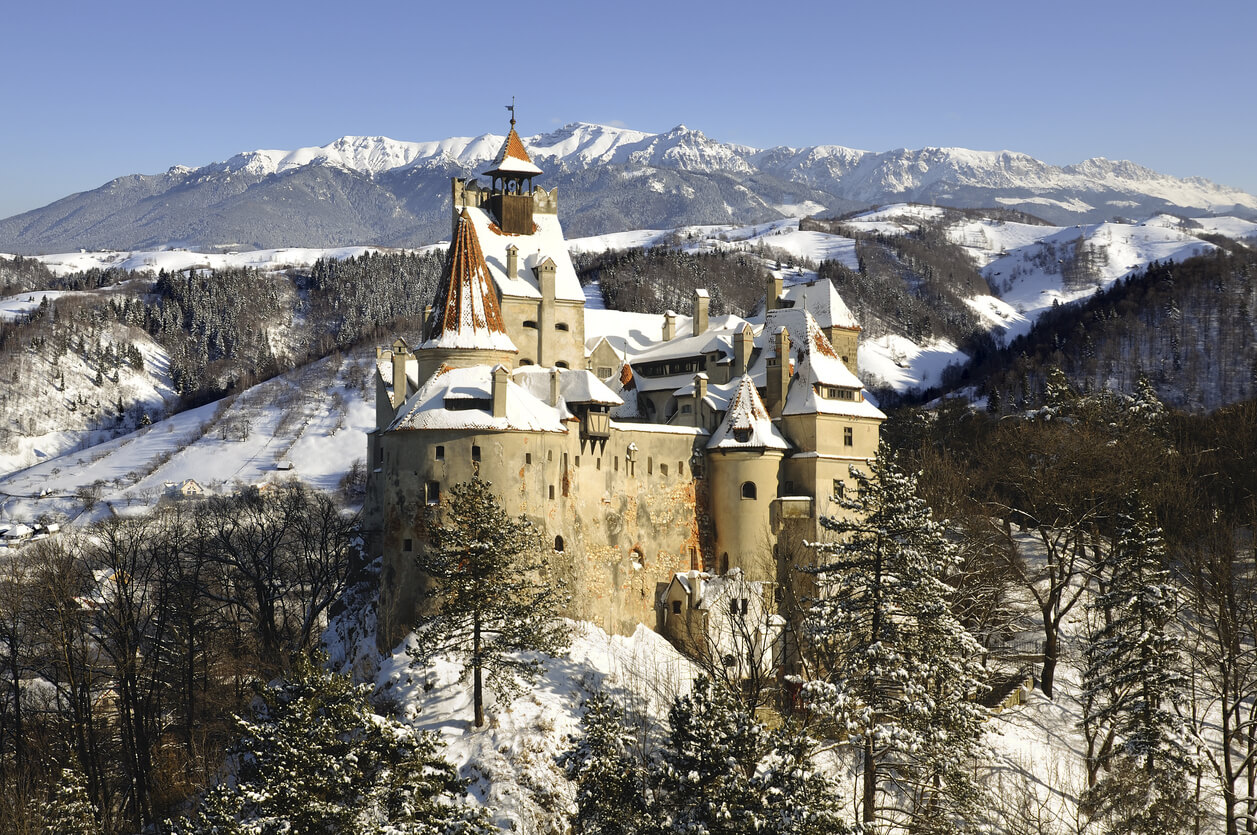 castillo de Bran en Transilvania, Rumania. Casillo de Drácula. Montañas Bucegui