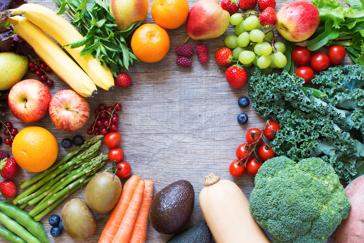 tavolo in legno con varietà di verdure frutta e verdura