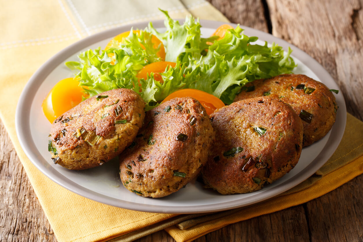 burgers de thon sur une assiette avec laitue et carotte