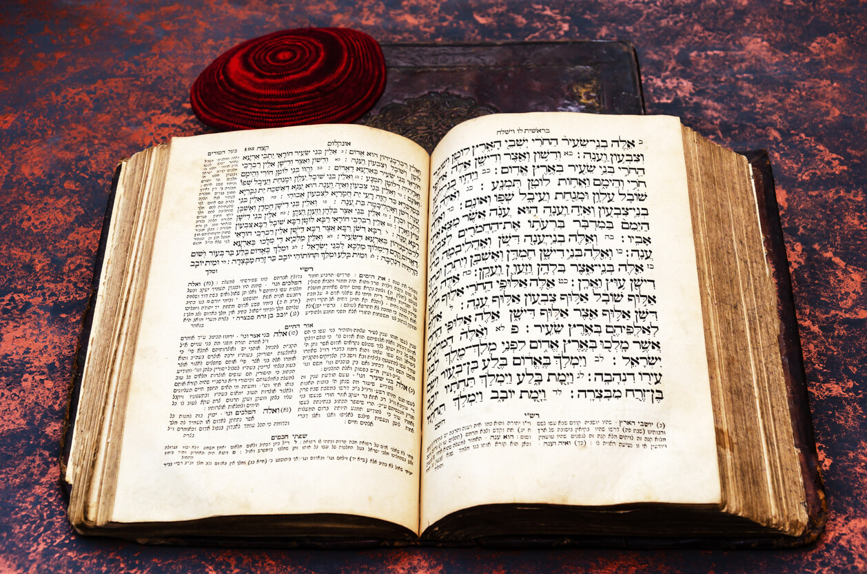 livre de torah en hébreu araméen