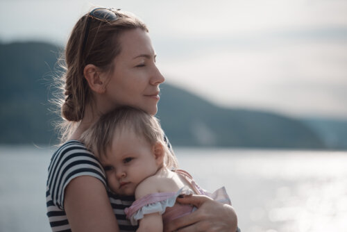 madre e hija en paz y calma miran mar