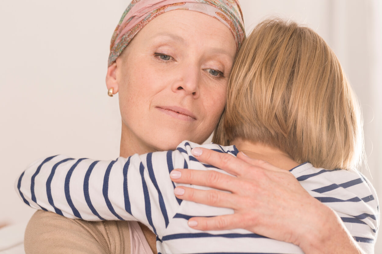 madre con cancer abraza a su pequena hija nina