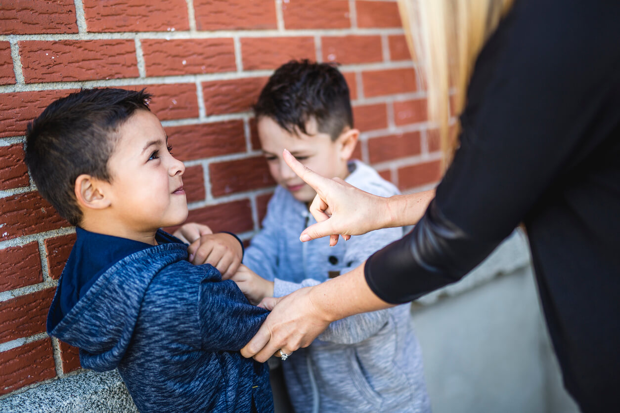 ¿Qué hacer cuando un niño pega a tu hijo?