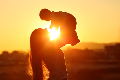 madre y bebe en el atardecer playa