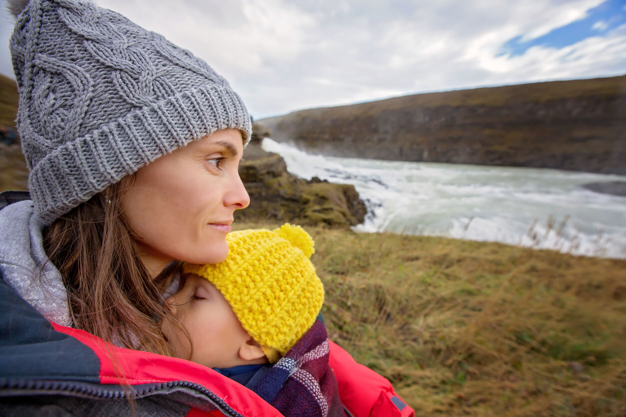 madre e hija contemplan cascada de Degullfoss en las montanas de Islandia