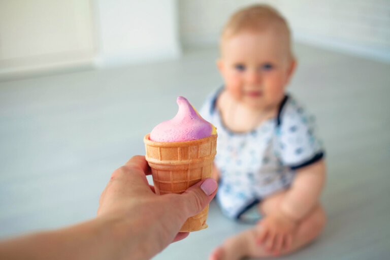 4 alimentos prohibidos en bebés antes de los 2 años