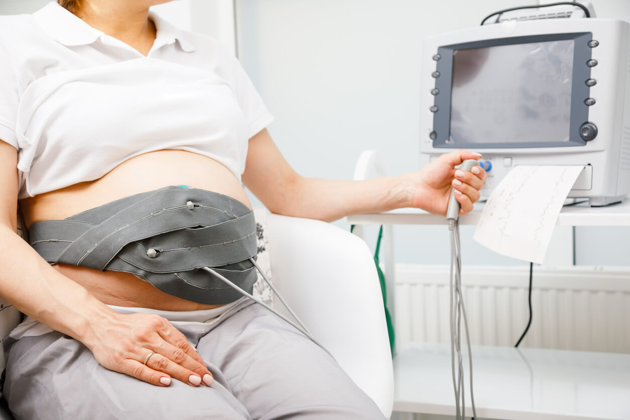 Een zwangere vrouw ondergaat een test voor de bevalling