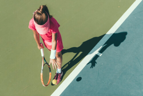 nina saque raqueta cancha de tenis pelota deporte raqueta