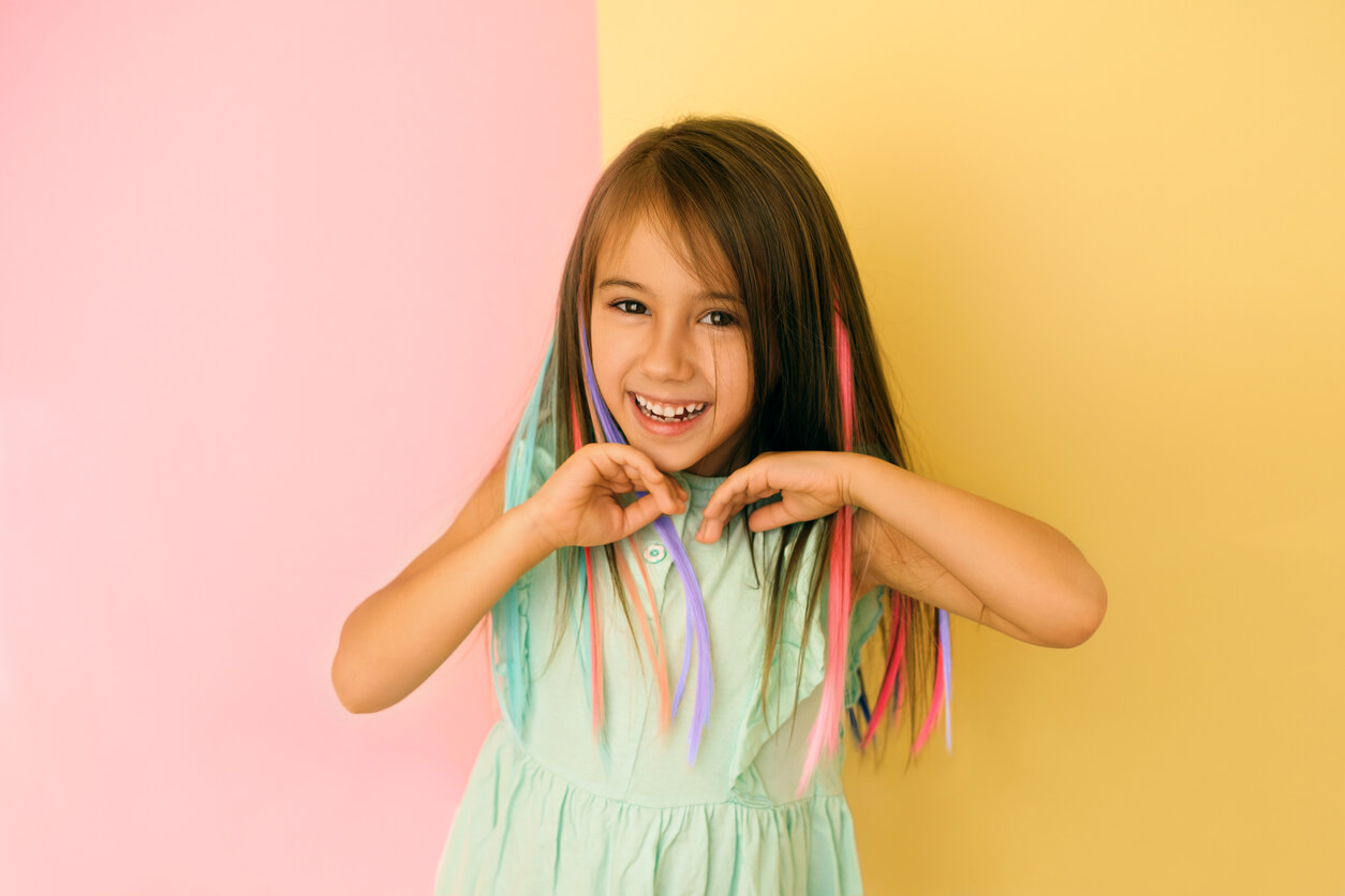 fille avec des mèches de cheveux couleur pastel