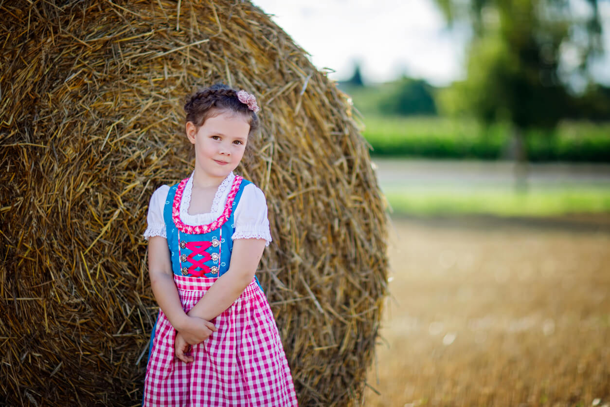 nina alemana bávara en campo de trigo Munich Alemania oktoberfest traje tipico