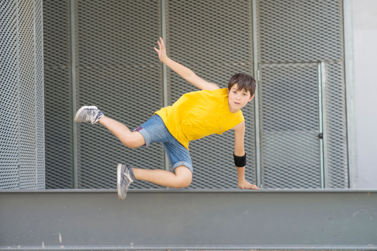 garçon jump bar parkour