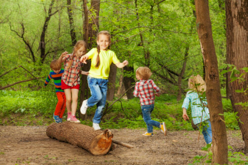 ninos pequenos juegan en el bosque felices ronco aire libre equilibrio desarrollo motor