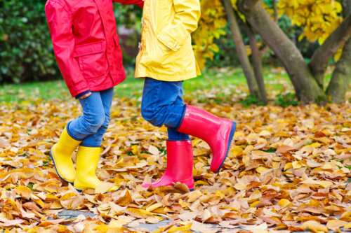 ninos parque otono botas piloto lluvia