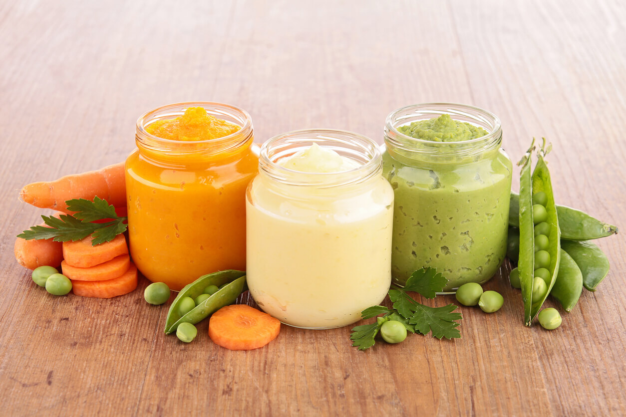 Trois pots de purées de légumes pour bébé.