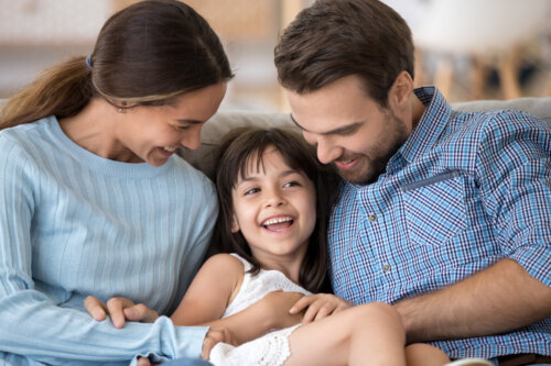 feliz pareja pasa tiempo libre junto a unica hija feliz