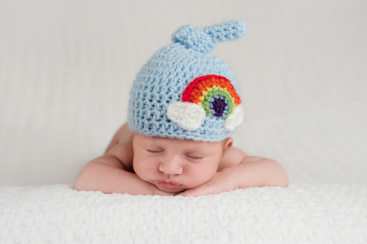 sesion de fotos neonato bebe con gorro tejido con detalle de arcoiris