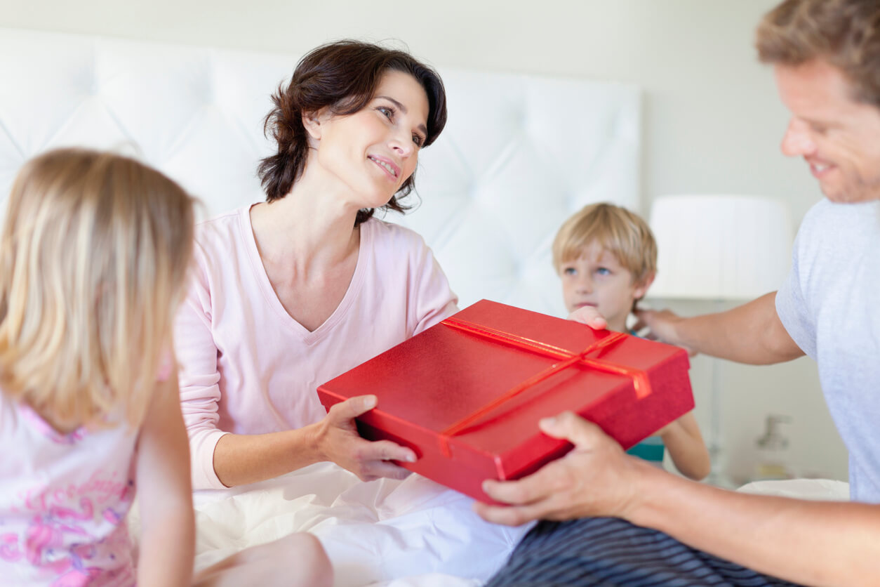 maman reçoit un cadeau du père et du fils