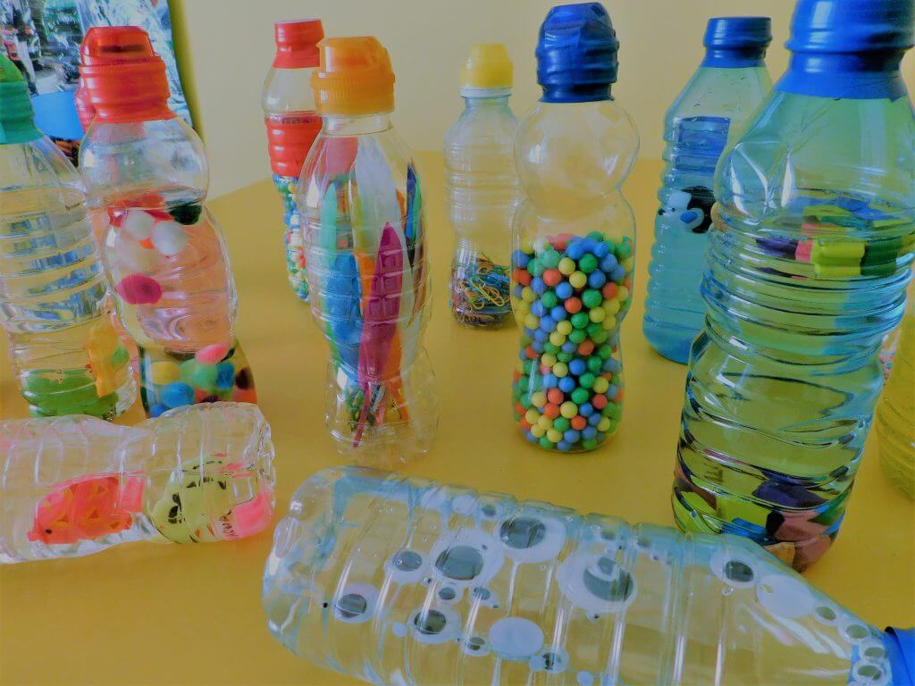botellas sensoriales objetos coloridos sonoros