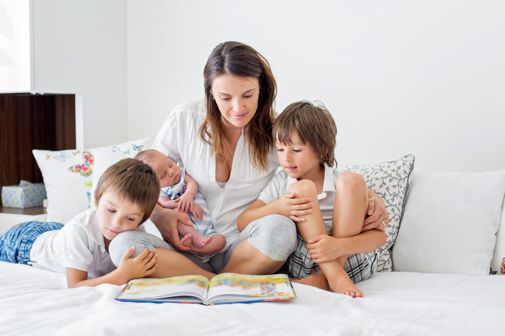 Madre con sus tres hijos
