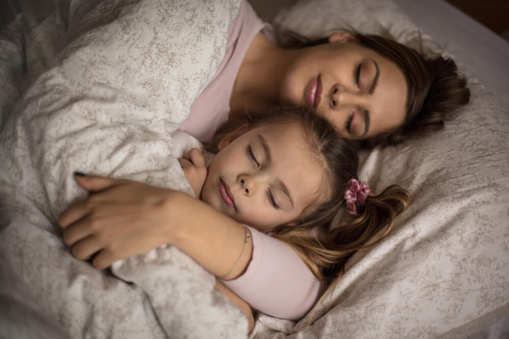 Mamá durmiendo con su hija